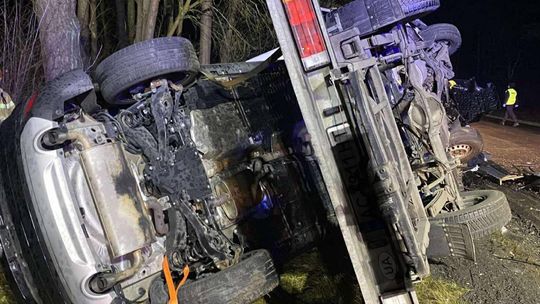 Czołowe zderzenie osobówki z lawetą w Lucie. Trzy osoby zabrane do szpitala [ZDJĘCIA]