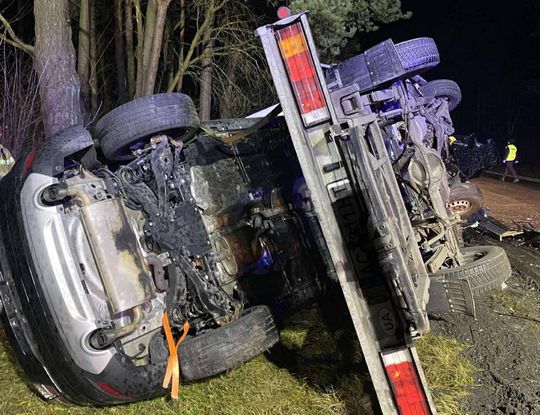 Czołowe zderzenie osobówki z lawetą w Lucie. Trzy osoby zabrane do szpitala [ZDJĘCIA]