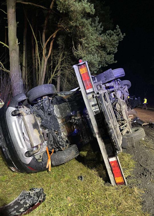 Czołowe zderzenie osobówki z lawetą w Lucie. Trzy osoby zabrane do szpitala [ZDJĘCIA]