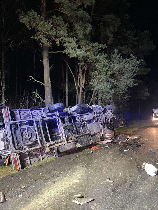Czołowe zderzenie osobówki z lawetą w Lucie. Trzy osoby zabrane do szpitala [ZDJĘCIA]
