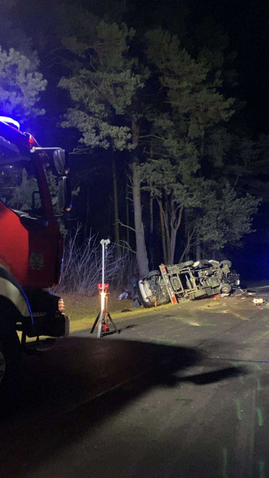 Czołowe zderzenie osobówki z lawetą w Lucie. Trzy osoby zabrane do szpitala [ZDJĘCIA]