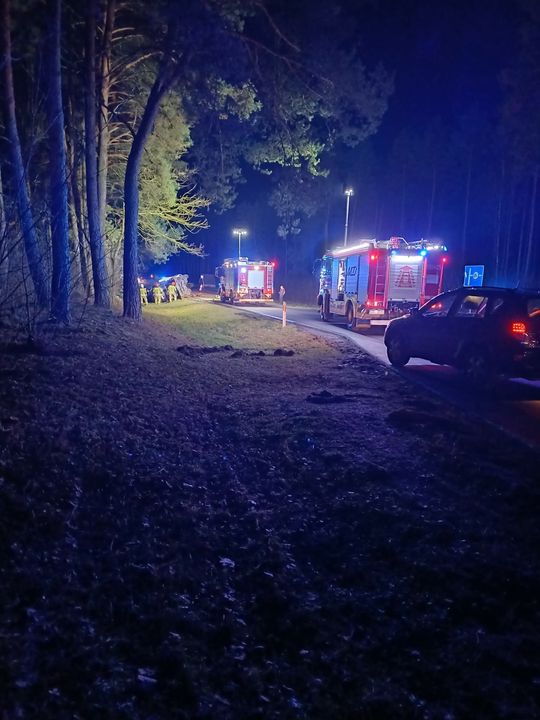 Czołowe zderzenie osobówki z lawetą w Lucie. Trzy osoby zabrane do szpitala [ZDJĘCIA]