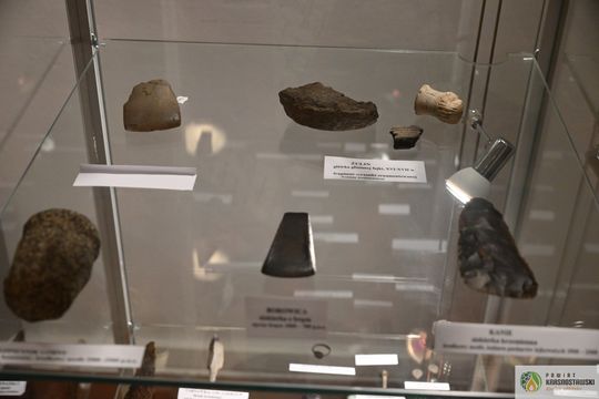 Pow. krasnostawski. Wystawa „Pod warstwą czasu” oficjalnie otwarta [GALERIA ZDJĘĆ]