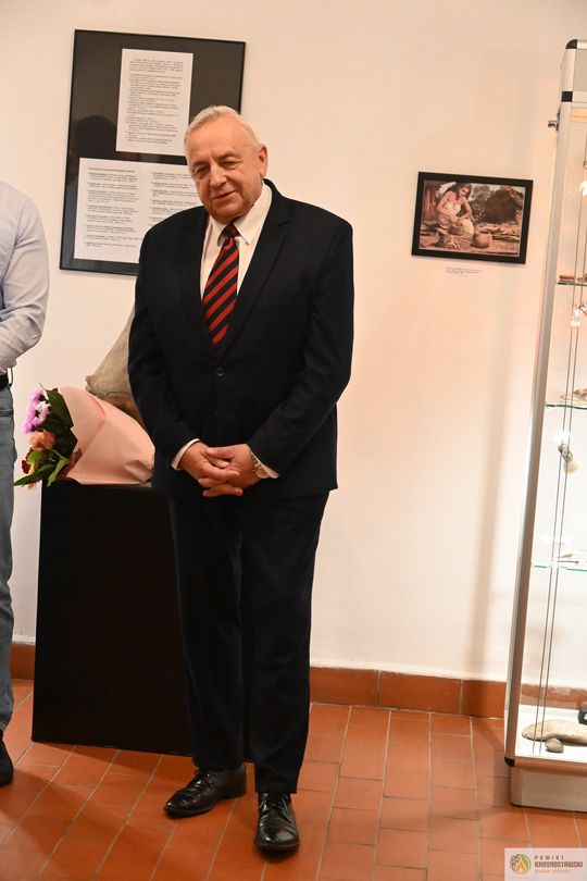Pow. krasnostawski. Wystawa „Pod warstwą czasu” oficjalnie otwarta [GALERIA ZDJĘĆ]