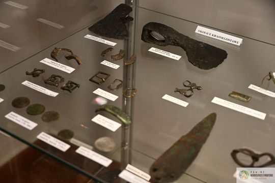 Pow. krasnostawski. Wystawa „Pod warstwą czasu” oficjalnie otwarta [GALERIA ZDJĘĆ]