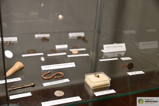 Pow. krasnostawski. Wystawa „Pod warstwą czasu” oficjalnie otwarta [GALERIA ZDJĘĆ]