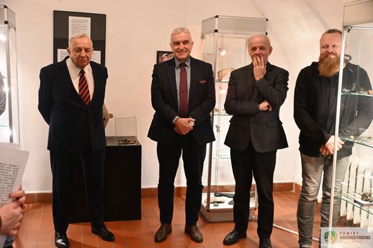 Pow. krasnostawski. Wystawa „Pod warstwą czasu” oficjalnie otwarta [GALERIA ZDJĘĆ]