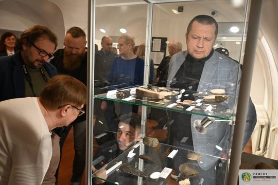 Pow. krasnostawski. Wystawa „Pod warstwą czasu” oficjalnie otwarta [GALERIA ZDJĘĆ]