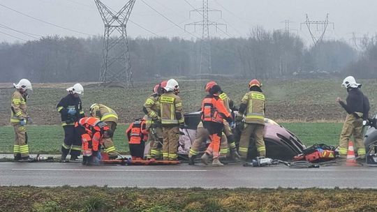 Wypadek z udziałem dwóch samochodów. 3 osoby trafiły do szpitala [ZDJĘCIA]