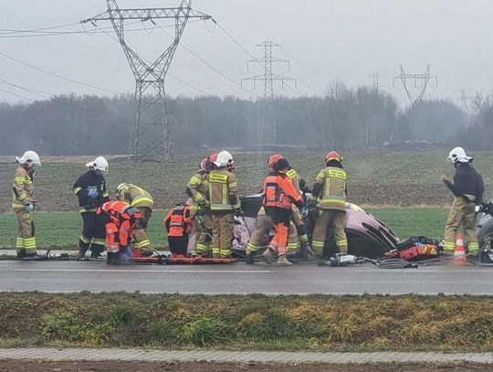 Wypadek z udziałem dwóch samochodów. 3 osoby trafiły do szpitala [ZDJĘCIA]