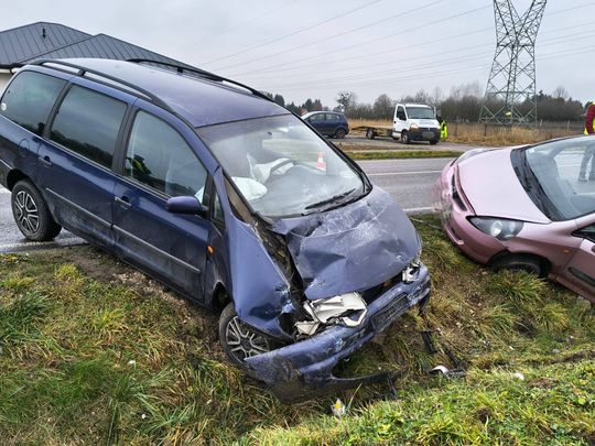 Wypadek z udziałem dwóch samochodów. 3 osoby trafiły do szpitala [ZDJĘCIA]