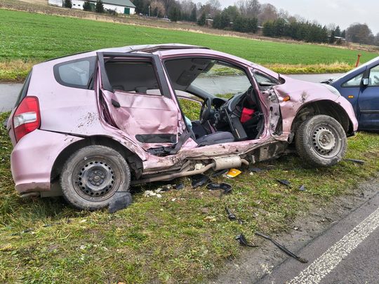 Wypadek z udziałem dwóch samochodów. 3 osoby trafiły do szpitala [ZDJĘCIA]