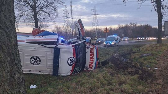 Bmw zajechało drogę karetce na sygnale. Ranny został pacjent i ratownik [ZDJĘCIA]