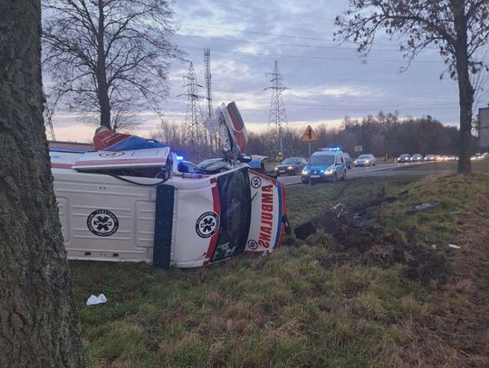 Bmw zajechało drogę karetce na sygnale. Ranny został pacjent i ratownik [ZDJĘCIA]