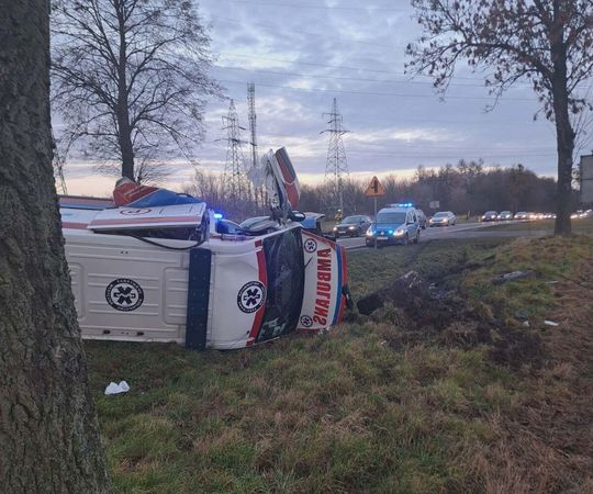 Bmw zajechało drogę karetce na sygnale [ZDJĘCIA]