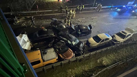 KU PRZESTRODZE! Zderzenie 18 pojazdów. 12 osób poszkodowanych [ZDJĘCIA]