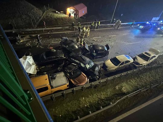 KU PRZESTRODZE! Zderzenie 18 pojazdów. 12 osób poszkodowanych [ZDJĘCIA]