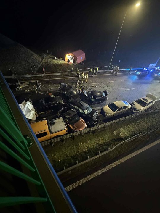 KU PRZESTRODZE. Zderzenie 18 pojazdów. 12 osób poszkodowanych [ZDJĘCIA]