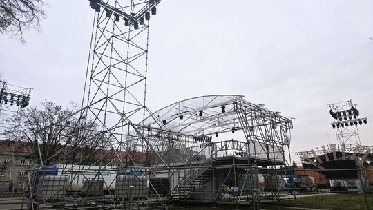 Wystrzałowy Sylwester z TV Republika. Scena w Chełmie rośnie z dnia na dzień! [ZDJĘCIA]