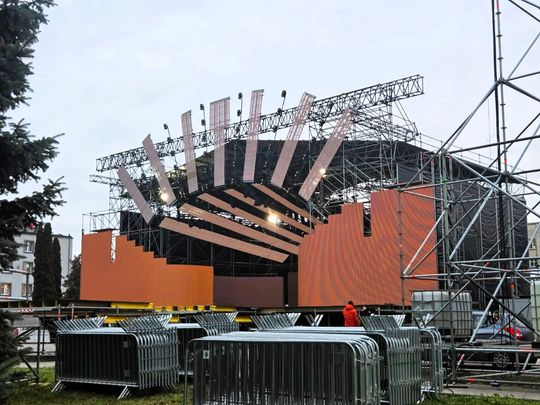 Wystrzałowy Sylwester z TV Republika. Scena w Chełmie rośnie z dnia na dzień! [ZDJĘCIA]