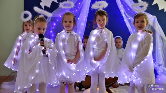 Jasełka w Wierzbicy - kolędowali najmłodsi, ale też seniorzy [GALERIA ZDJĘĆ]