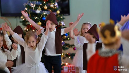 Jasełka w Wierzbicy - kolędowali najmłodsi, ale też seniorzy [GALERIA ZDJĘĆ]