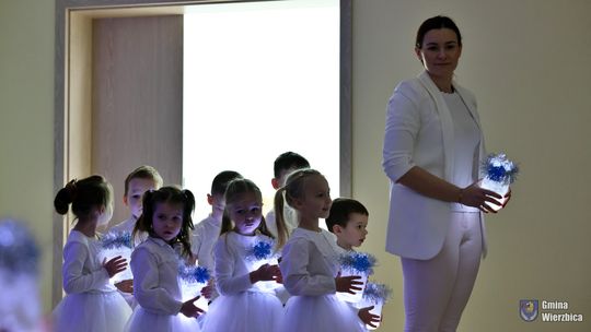 Jasełka w Wierzbicy - kolędowali najmłodsi, ale też seniorzy [GALERIA ZDJĘĆ]