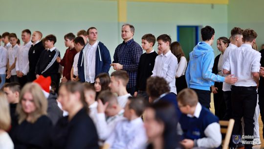 Jasełka w Wierzbicy - kolędowali najmłodsi, ale też seniorzy [GALERIA ZDJĘĆ]