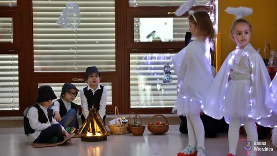 Jasełka w Wierzbicy - kolędowali najmłodsi, ale też seniorzy [GALERIA ZDJĘĆ]