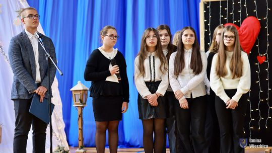 Jasełka w Wierzbicy - kolędowali najmłodsi, ale też seniorzy [GALERIA ZDJĘĆ]