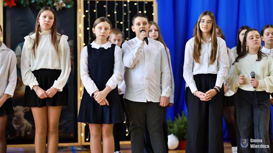 Jasełka w Wierzbicy - kolędowali najmłodsi, ale też seniorzy [GALERIA ZDJĘĆ]
