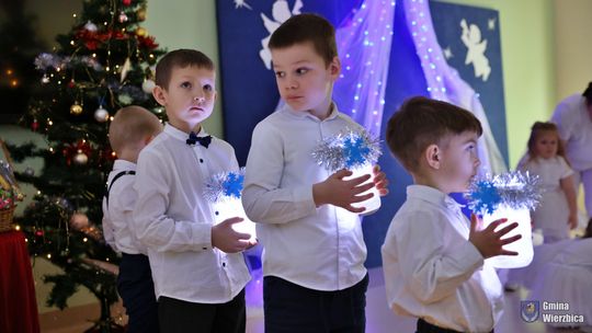 Jasełka w Wierzbicy - kolędowali najmłodsi, ale też seniorzy [GALERIA ZDJĘĆ]