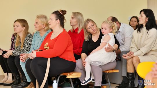 Jasełka w Wierzbicy - kolędowali najmłodsi, ale też seniorzy [GALERIA ZDJĘĆ]