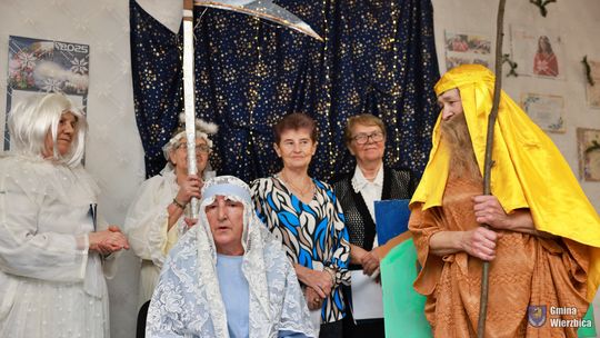 Jasełka w Wierzbicy - kolędowali najmłodsi, ale też seniorzy [GALERIA ZDJĘĆ]