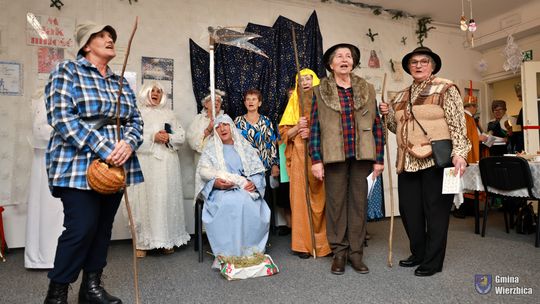 Jasełka w Wierzbicy - kolędowali najmłodsi, ale też seniorzy [GALERIA ZDJĘĆ]