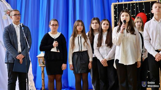 Jasełka w Wierzbicy - kolędowali najmłodsi, ale też seniorzy [GALERIA ZDJĘĆ]