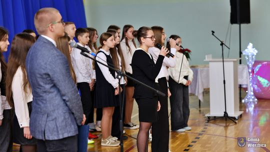 Jasełka w Wierzbicy - kolędowali najmłodsi, ale też seniorzy [GALERIA ZDJĘĆ]