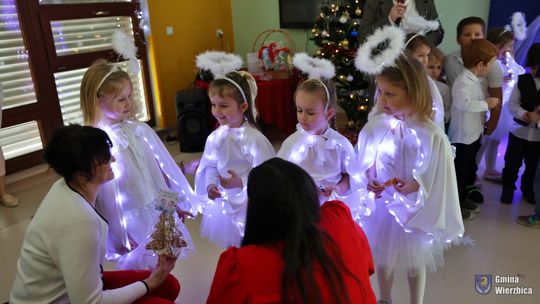Jasełka w Wierzbicy - kolędowali najmłodsi, ale też seniorzy [GALERIA ZDJĘĆ]