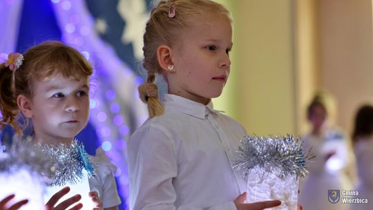 Jasełka w Wierzbicy - kolędowali najmłodsi, ale też seniorzy [GALERIA ZDJĘĆ]