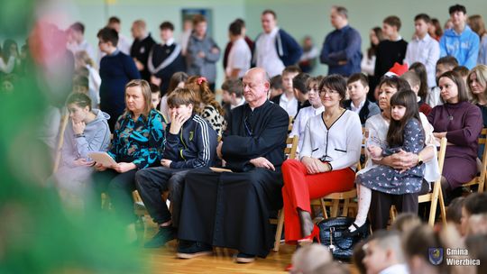 Jasełka w Wierzbicy - kolędowali najmłodsi, ale też seniorzy [GALERIA ZDJĘĆ]