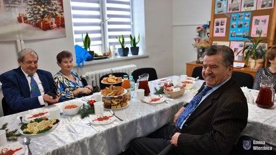 Jasełka w Wierzbicy - kolędowali najmłodsi, ale też seniorzy [GALERIA ZDJĘĆ]