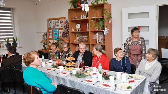 Jasełka w Wierzbicy - kolędowali najmłodsi, ale też seniorzy [GALERIA ZDJĘĆ]