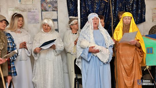 Jasełka w Wierzbicy - kolędowali najmłodsi, ale też seniorzy [GALERIA ZDJĘĆ]
