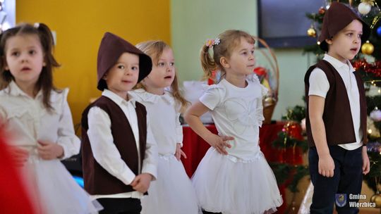 Jasełka w Wierzbicy - kolędowali najmłodsi, ale też seniorzy [GALERIA ZDJĘĆ]