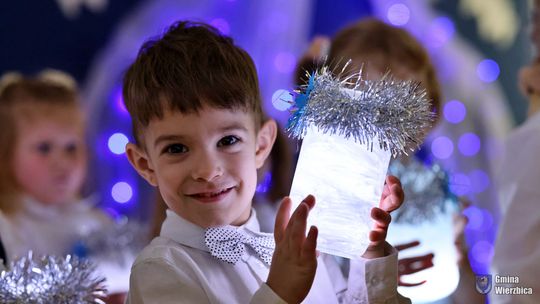 Jasełka w Wierzbicy - kolędowali najmłodsi, ale też seniorzy [GALERIA ZDJĘĆ]