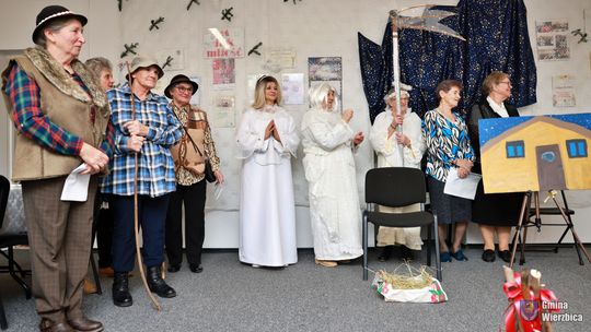Jasełka w Wierzbicy - kolędowali najmłodsi, ale też seniorzy [GALERIA ZDJĘĆ]