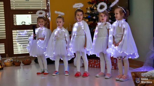 Jasełka w Wierzbicy - kolędowali najmłodsi, ale też seniorzy [GALERIA ZDJĘĆ]