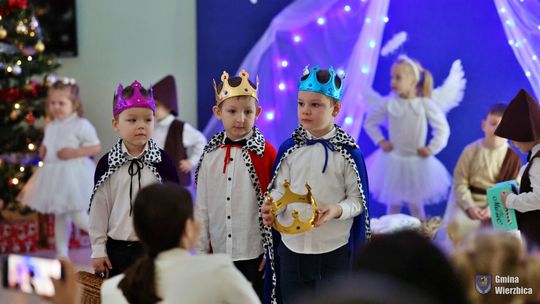 Jasełka w Wierzbicy - kolędowali najmłodsi, ale też seniorzy [GALERIA ZDJĘĆ]