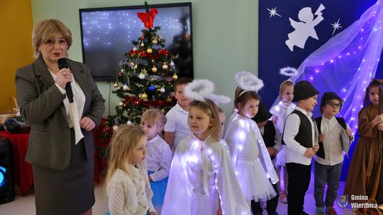 Jasełka w Wierzbicy - kolędowali najmłodsi, ale też seniorzy [GALERIA ZDJĘĆ]