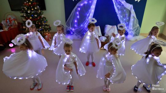 Jasełka w Wierzbicy - kolędowali najmłodsi, ale też seniorzy [GALERIA ZDJĘĆ]